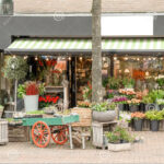 la-fachada-de-una-floristería-con-un-carrito-lleno-amsterdam-netherlands-abril-florida-en-ventana-de